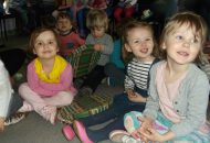 Wyprawa Poszukiwaczy Skarbu oraz Rybek do Ośrodka Kultury w Luboniu na przedstawienie „Świstaka podróże małe i duże” – 11.05.2015