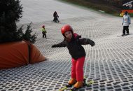 Pokaz zgłębionych tajników szusowania – ostatnie zajęcia z nauki jazdy na nartach, stok Malta Ski Poznań