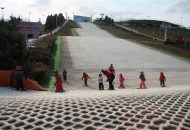 Pokaz zgłębionych tajników szusowania – ostatnie zajęcia z nauki jazdy na nartach, stok Malta Ski Poznań