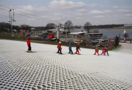 Pokaz zgłębionych tajników szusowania – ostatnie zajęcia z nauki jazdy na nartach, stok Malta Ski Poznań