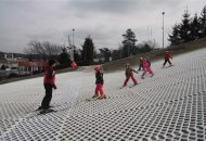 Pokaz zgłębionych tajników szusowania – ostatnie zajęcia z nauki jazdy na nartach, stok Malta Ski Poznań