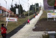 Pokaz zgłębionych tajników szusowania – ostatnie zajęcia z nauki jazdy na nartach, stok Malta Ski Poznań