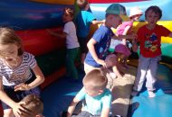 Poszukiwacze na dmuchanym zamku
