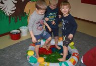 Zabawy sensoplastyczne – makaron i ryż