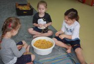 Zabawy sensoplastyczne – makaron i ryż