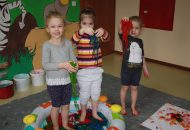 Zabawy sensoplastyczne – makaron i ryż