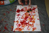 Zabawy sensoplastyczne – makaron i ryż