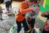Zabawy sensoplastyczne – makaron i ryż