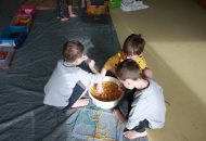 Zabawy sensoplastyczne – makaron i ryż