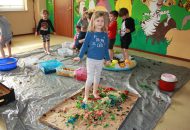 Zabawy sensoplastyczne – makaron i ryż