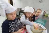 Pięciolatki wzięły udzaił w konkursie kulinarnym i przygotowały „Selerowy zawrót głowy”
