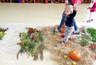 Zabawy sensoplastyczne – jesienna ścieżka sensoryczna