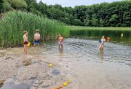 Podróżnicy – kąpiel w jeziorze