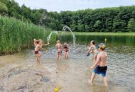 Podróżnicy – kąpiel w jeziorze