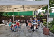 Podróżnicy – kąpiel w jeziorze