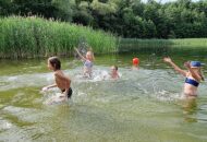 Podróżnicy – kąpiel w jeziorze