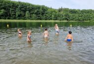 Podróżnicy – kąpiel w jeziorze