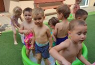 Zabawy wodne i letnia ścieżka sensoryczna