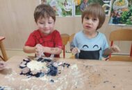 „Wakacyjne wspomnienia” – zabawy sensoryczne galaretką i muszelkami