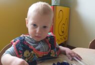 „Wakacyjne wspomnienia” – zabawy sensoryczne galaretką i muszelkami