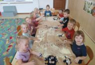 „Wakacyjne wspomnienia” – zabawy sensoryczne galaretką i muszelkami