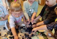 „Wakacyjne wspomnienia” – zabawy sensoryczne galaretką i muszelkami