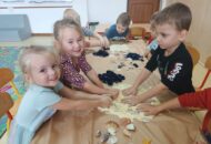 „Wakacyjne wspomnienia” – zabawy sensoryczne galaretką i muszelkami