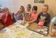 Andrzejki – przygotowywanie ciasteczek z wróżbą
