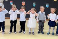 Pasowanie na przedszkolaka – dzieci z grupy Łowcy przygód