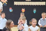 Pasowanie na przedszkolaka – dzieci z grupy Łowcy przygód