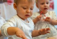 Zimowe zabawy sensoryczne – sztuczny śnieg