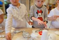 Zimowe zabawy sensoryczne – sztuczny śnieg