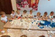 Zimowe zabawy sensoryczne – sztuczny śnieg