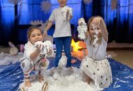 Zimowe zabawy sensoryczne – sztuczny śnieg