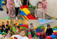 Przedszkolaki w sali zabaw „Zaklockowani”